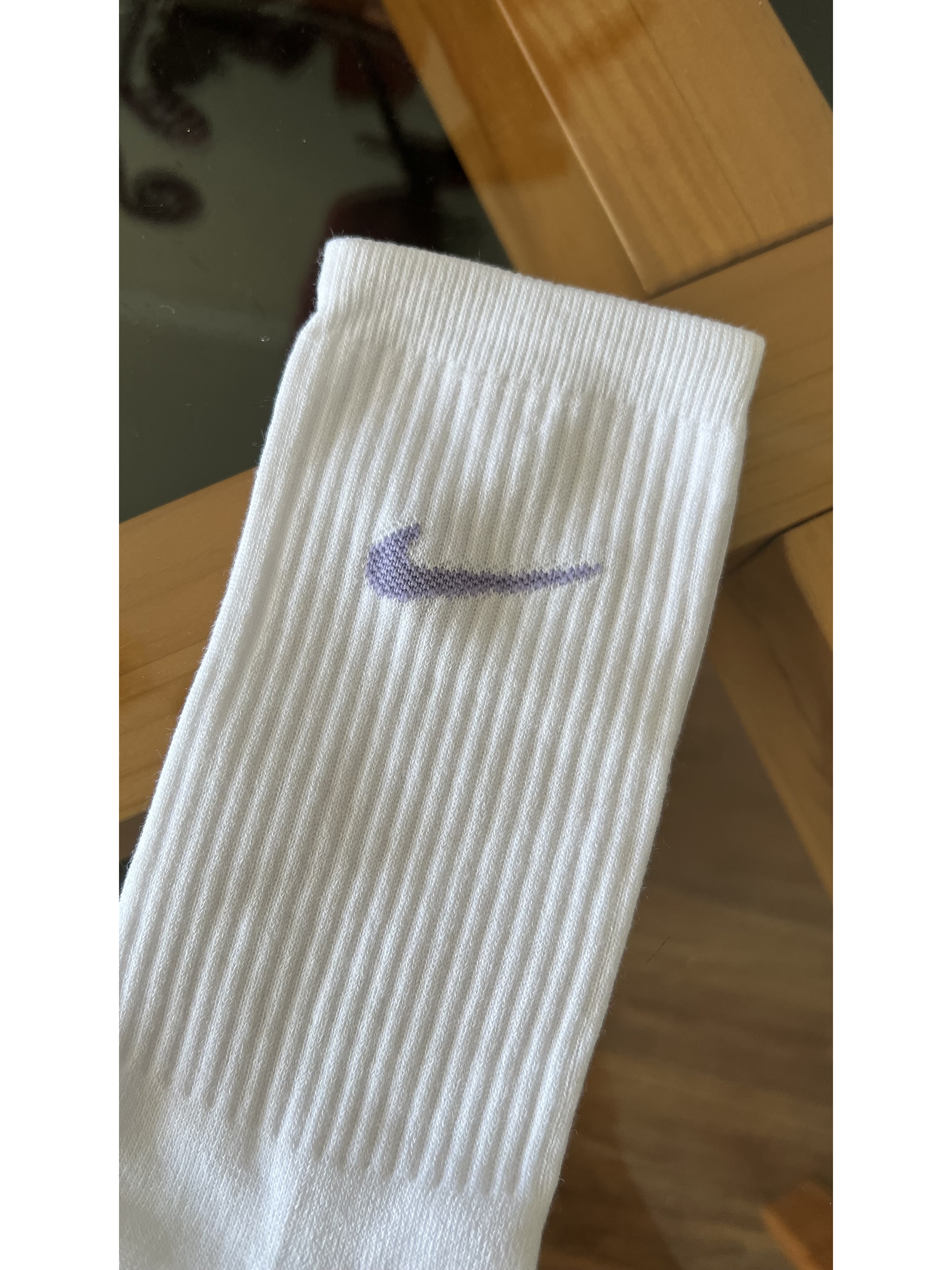 Calcetas nike blancas logo lila 1