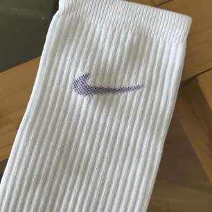 Calcetas nike blancas logo lila