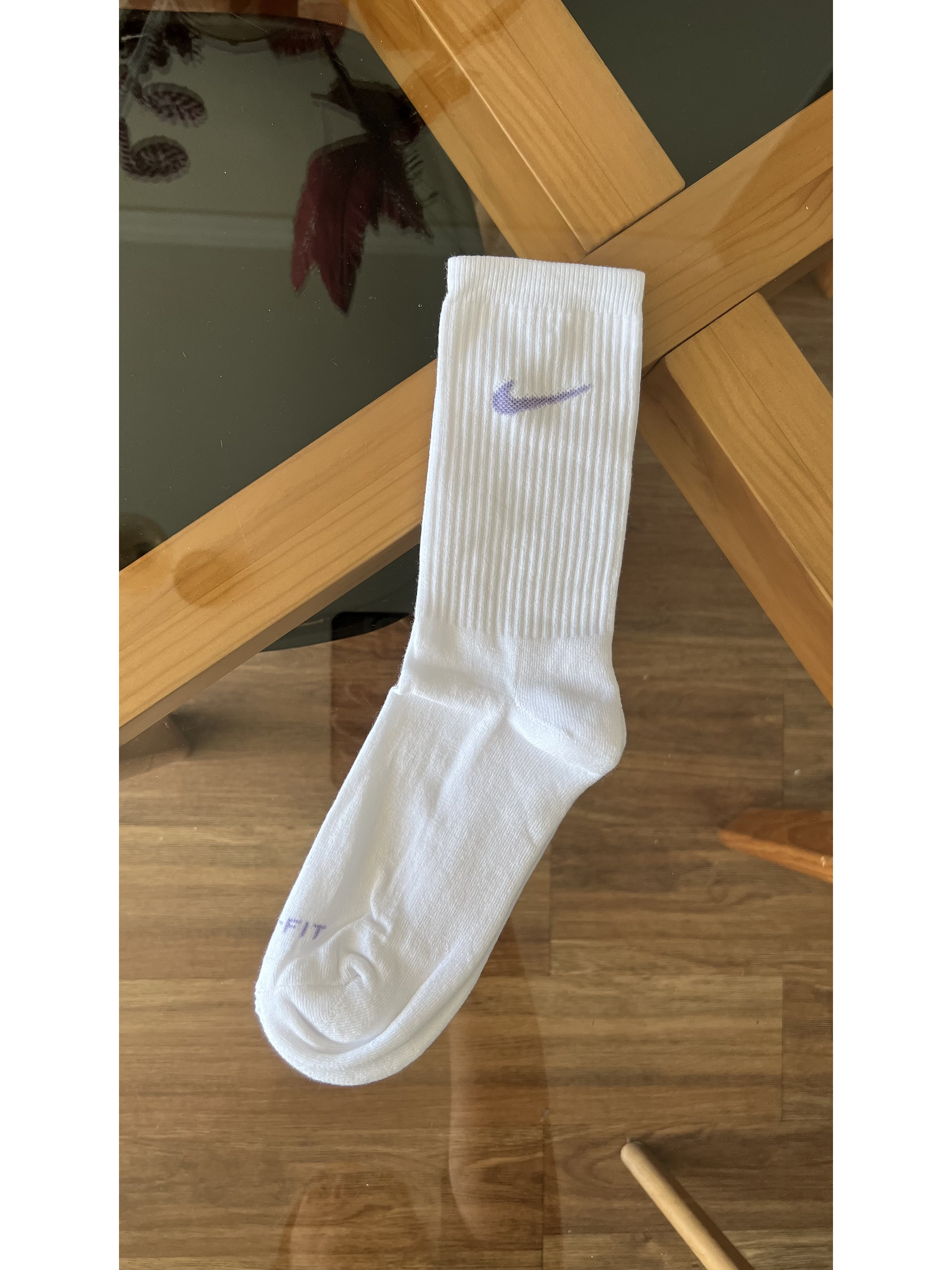 Calcetas nike blancas logo lila 2