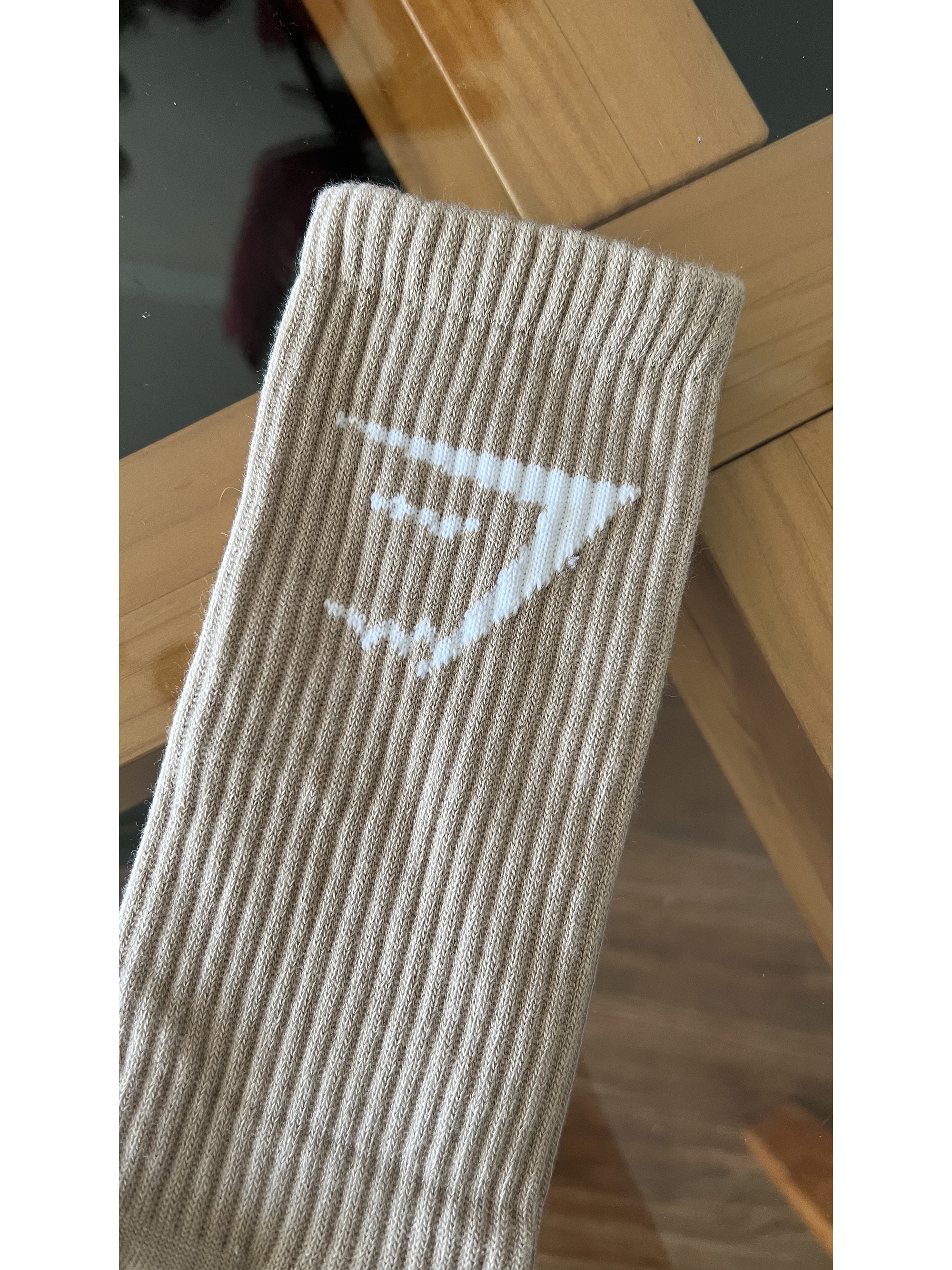 Calcetas gymshark beige oscuro 1