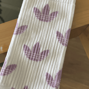 Calcetas adidas blancas logos lila