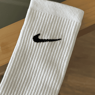 Calcetas nike blancas logo negro