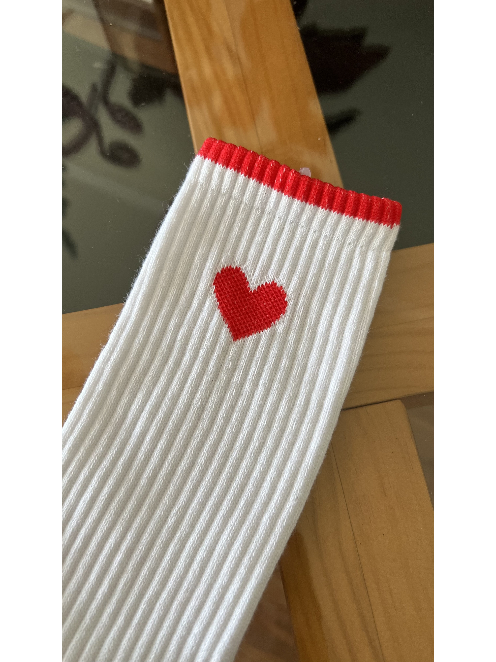 Calcetas blancas corazón rojo 1