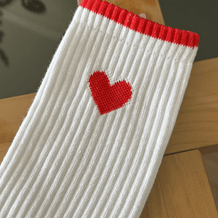 Calcetas blancas corazón rojo