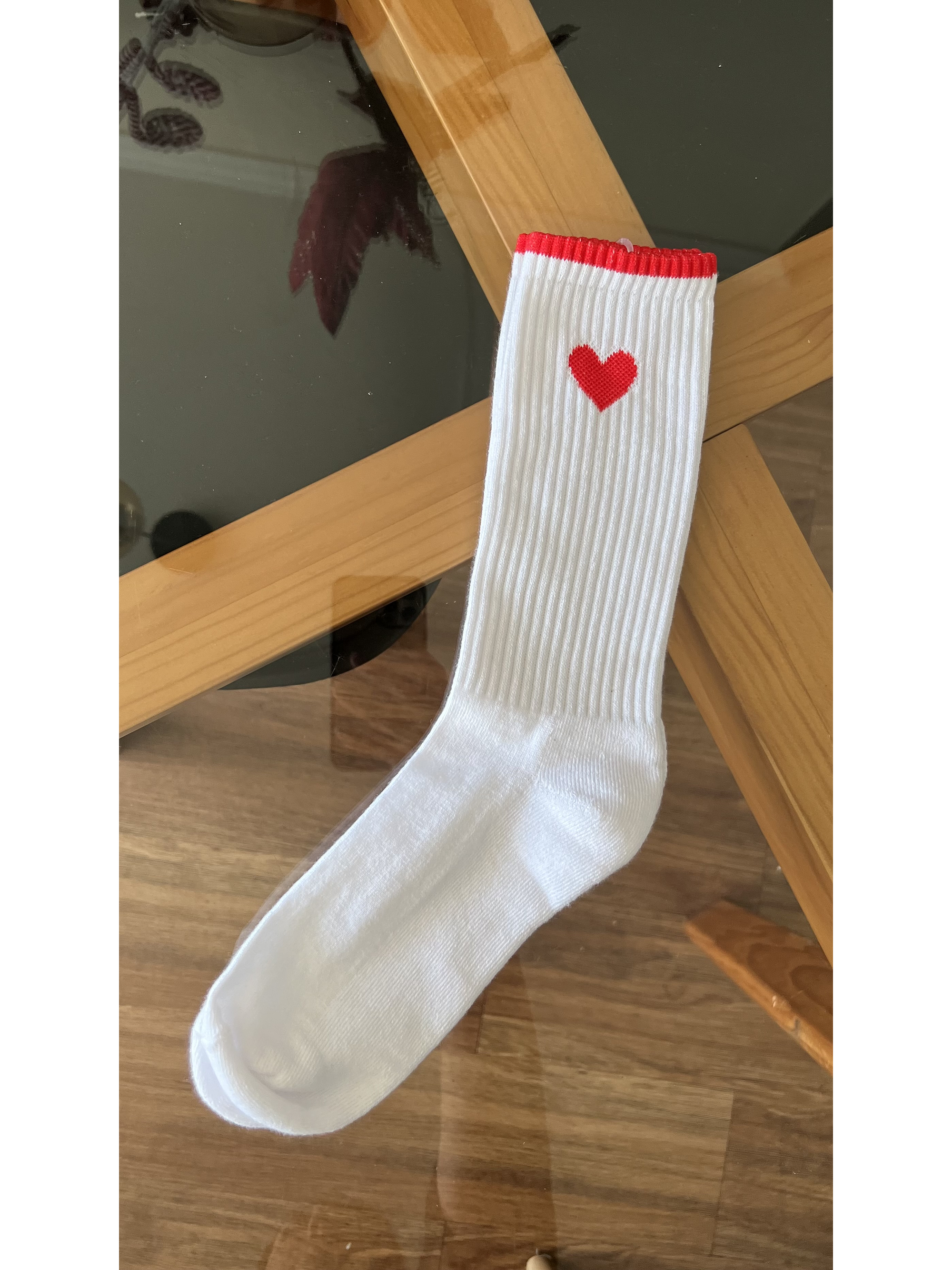 Calcetas blancas corazón rojo 2