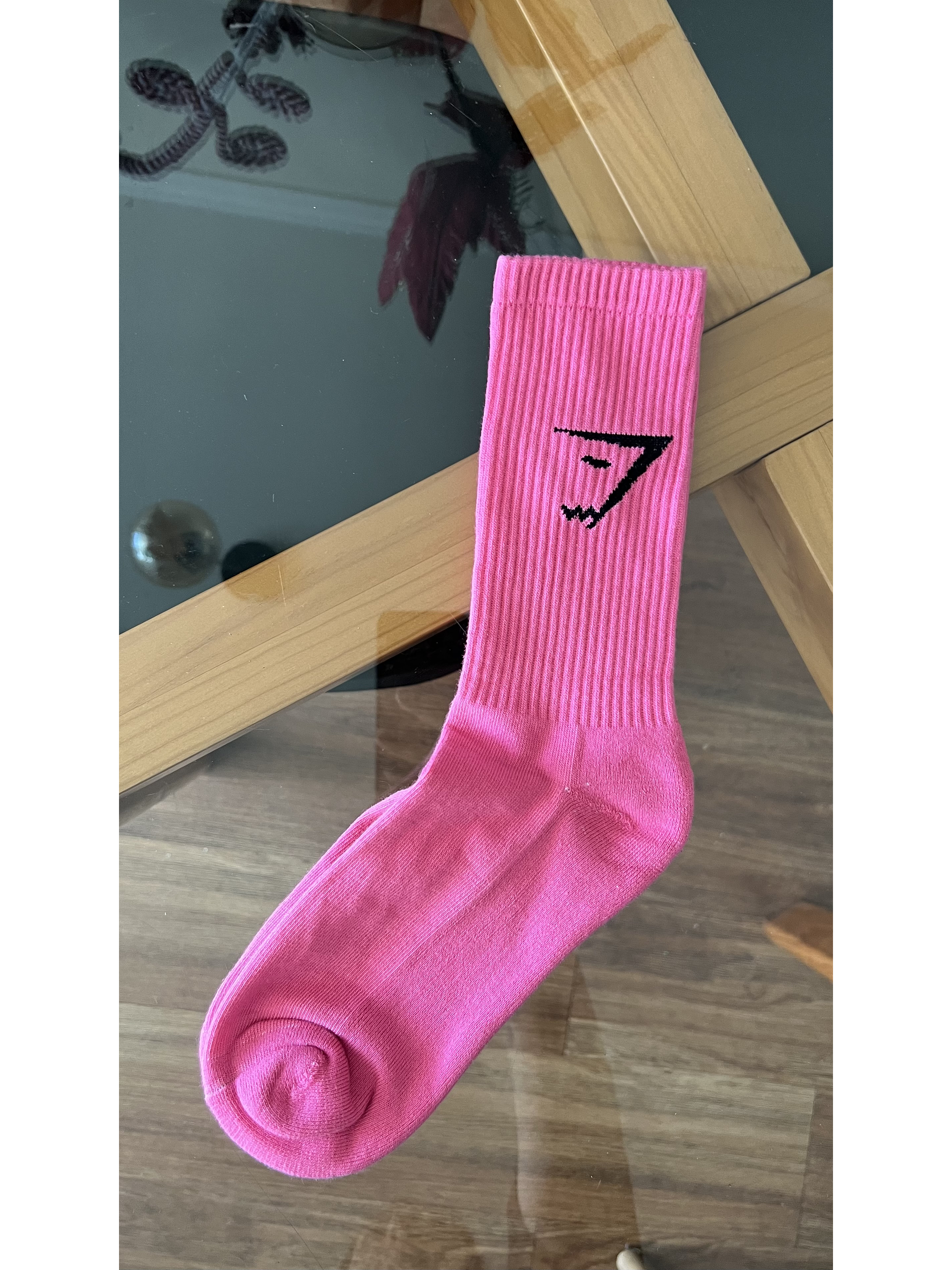 Calcetas gymshark fucsia logo negro 2
