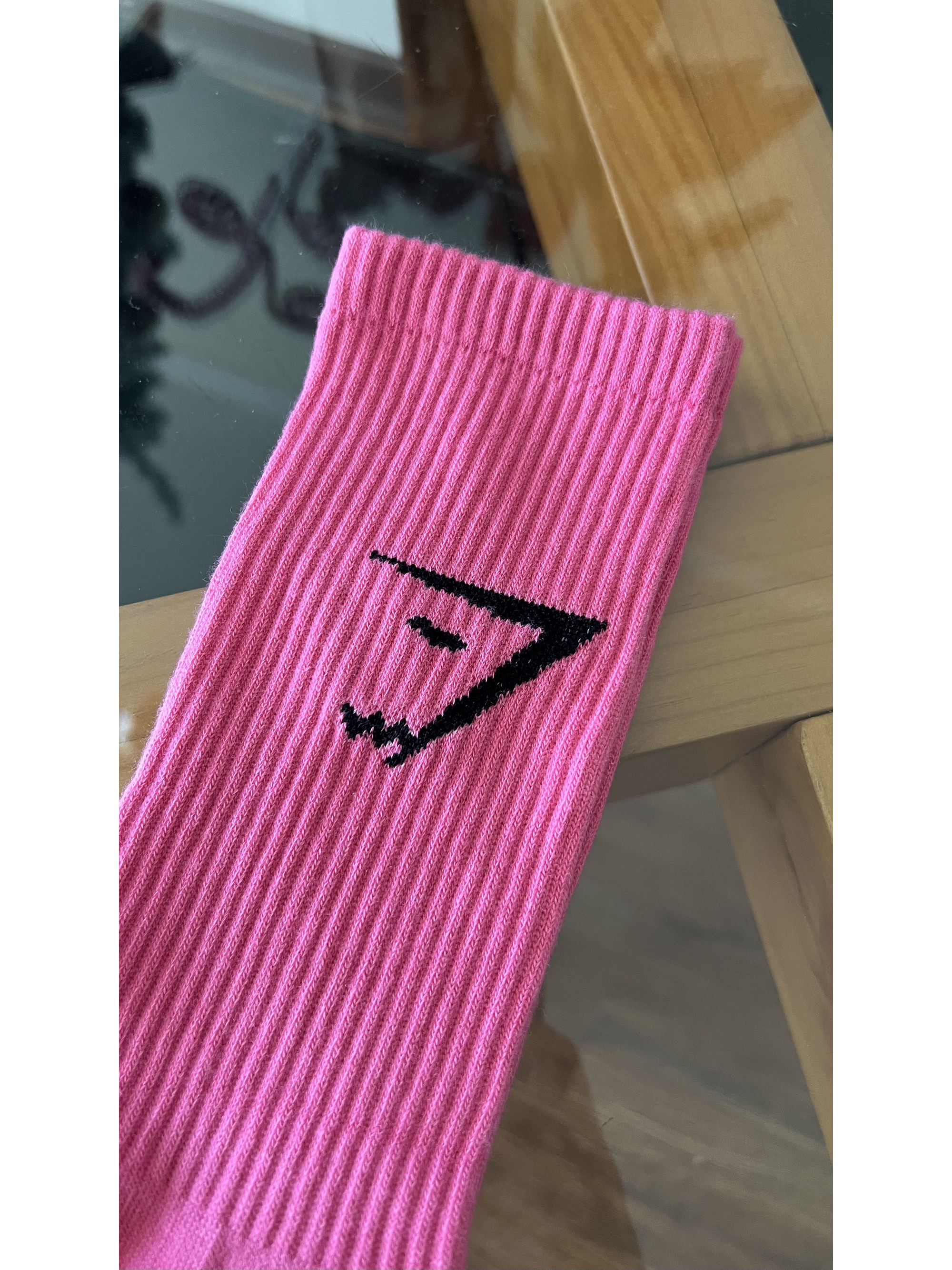 Calcetas gymshark fucsia logo negro 1