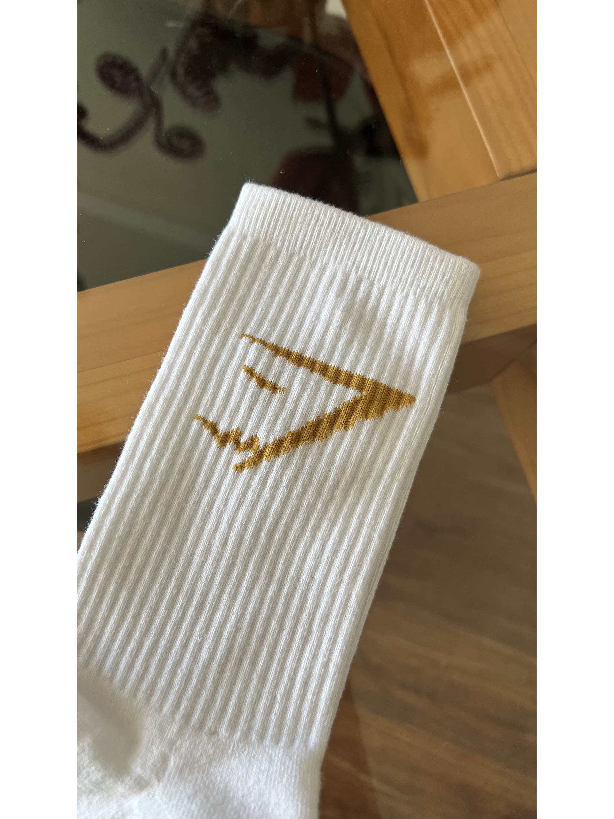 Calcetas gymshark blancas logo dorado 1