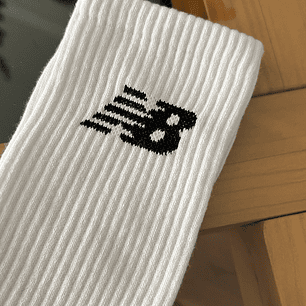 Calcetas NB blancas logo negro