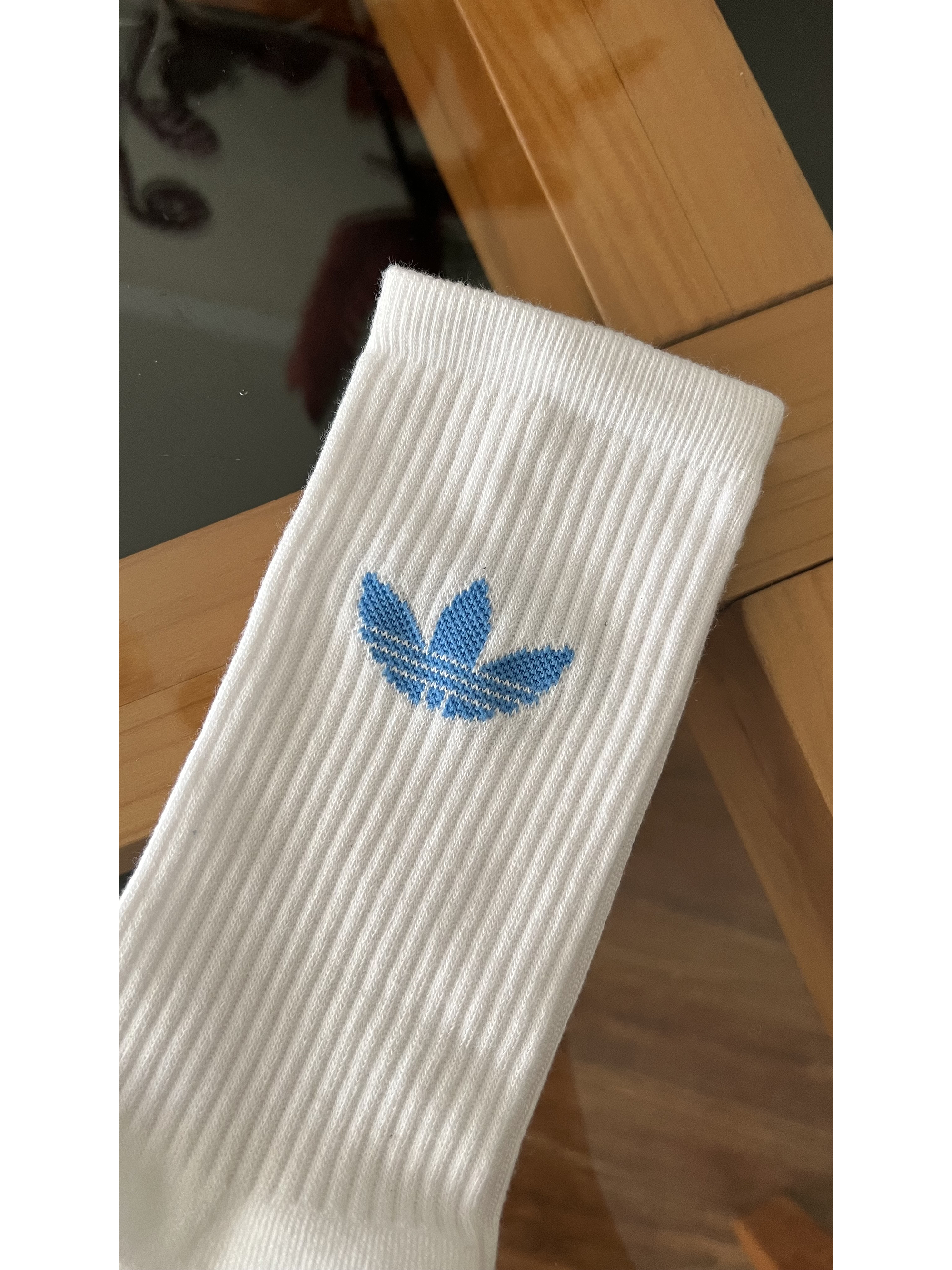 Calcetas adidas blancas logo celeste 1