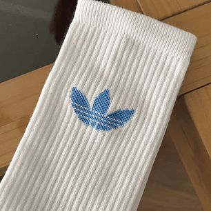 Calcetas adidas blancas logo celeste