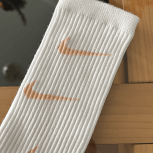 Calcetas nike logo color piel