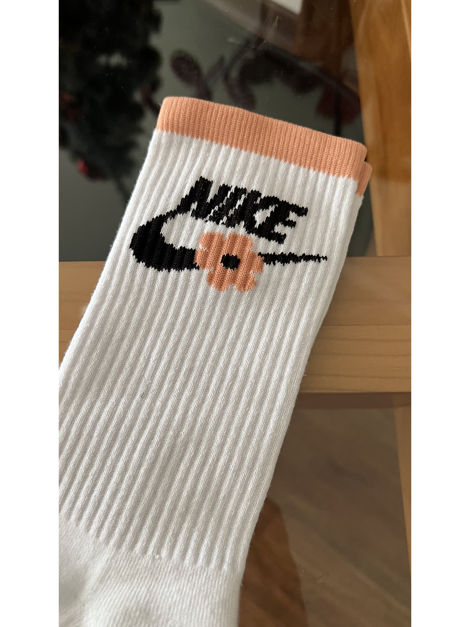 Calcetas nike blancas logo y flor 1