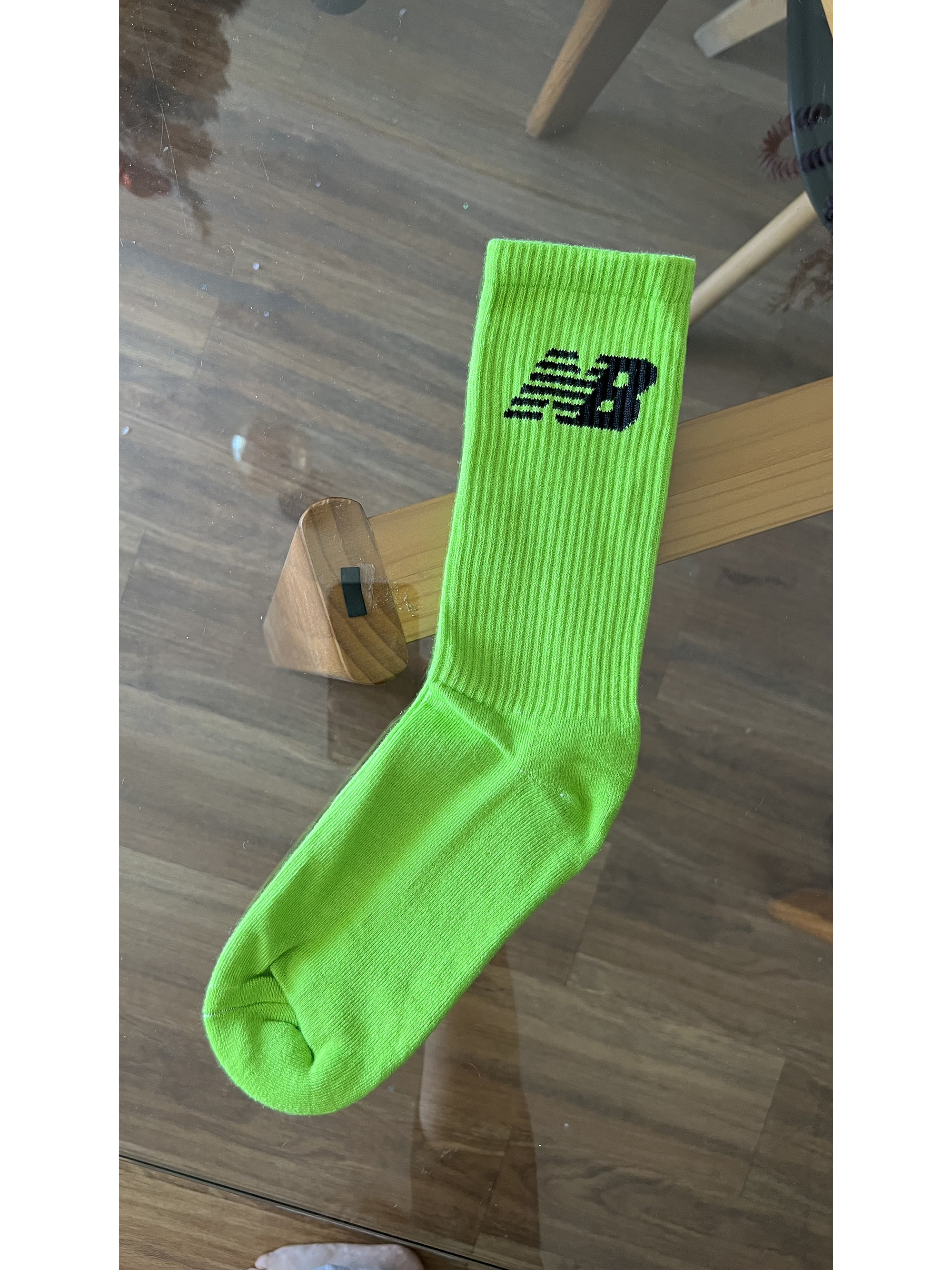 Calcetas NB verde fluor logo negro 2