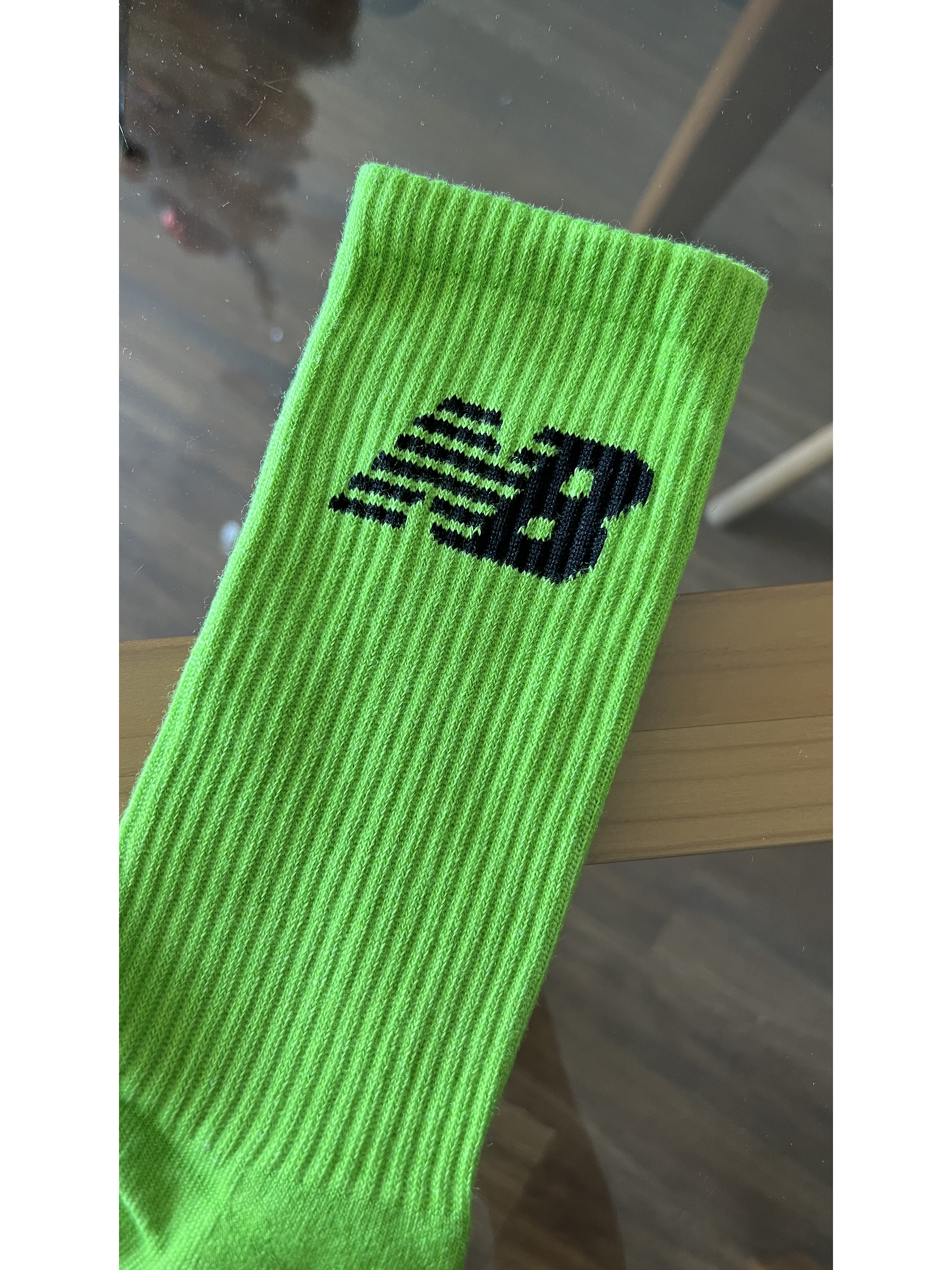 Calcetas NB verde fluor logo negro 1