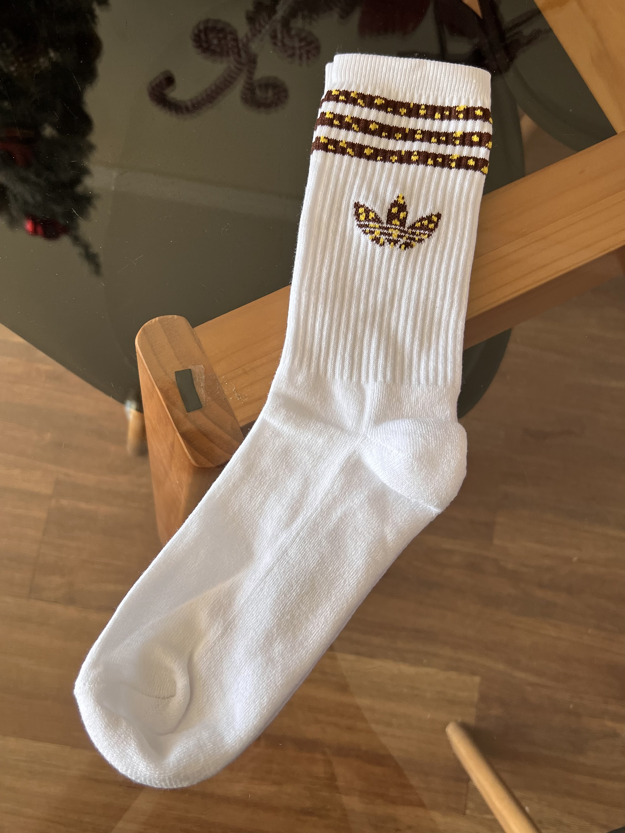 Calcetas blancas adidas beige y cafe 2
