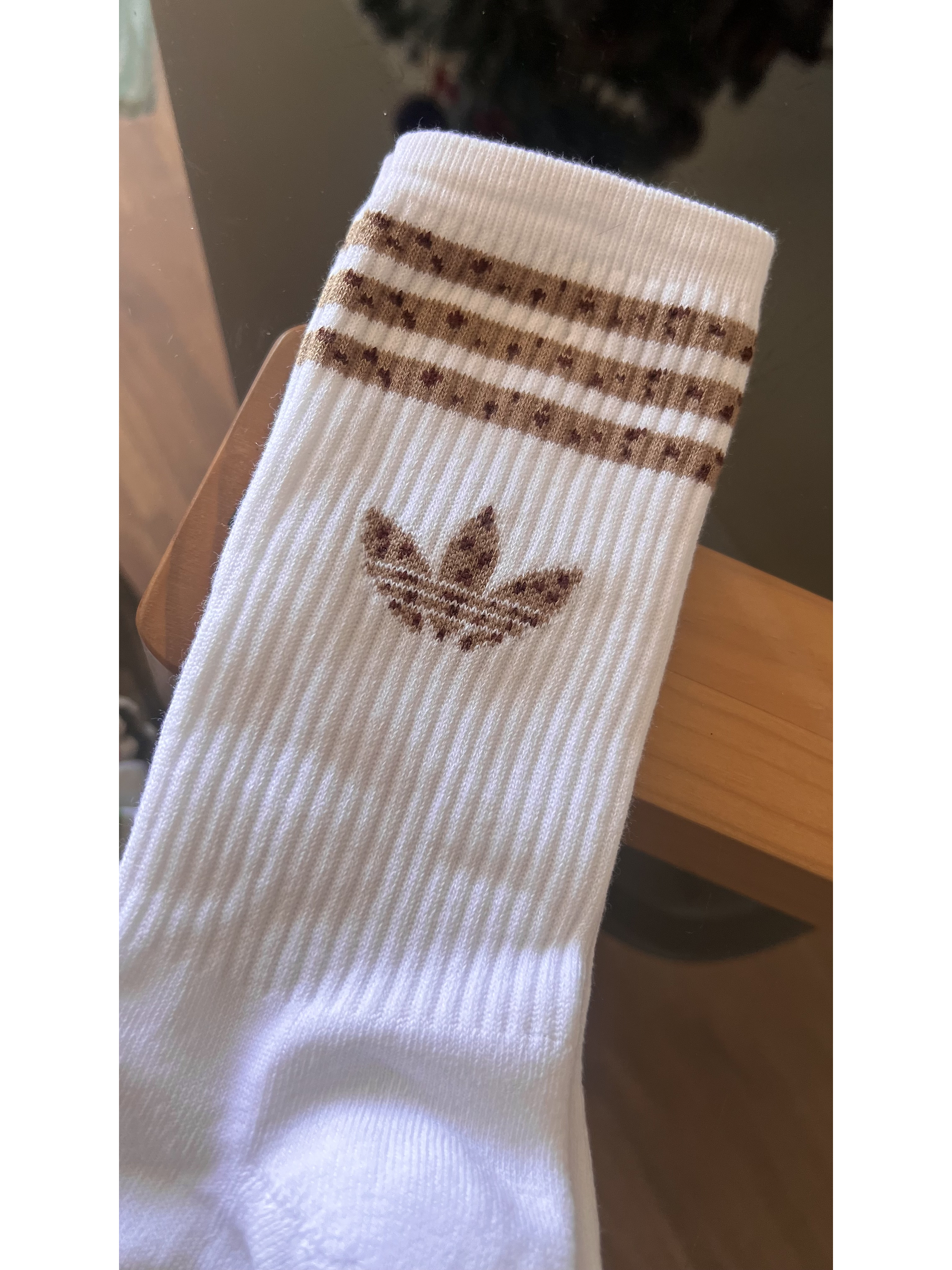 Calcetas blancas adidas beige y cafe 1