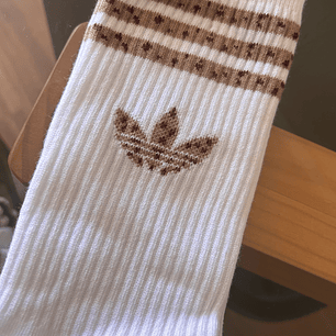 Calcetas blancas adidas beige y cafe