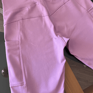 Calza con bolsillos pretina en V