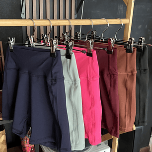 Short sin costura delantera y corte corazón