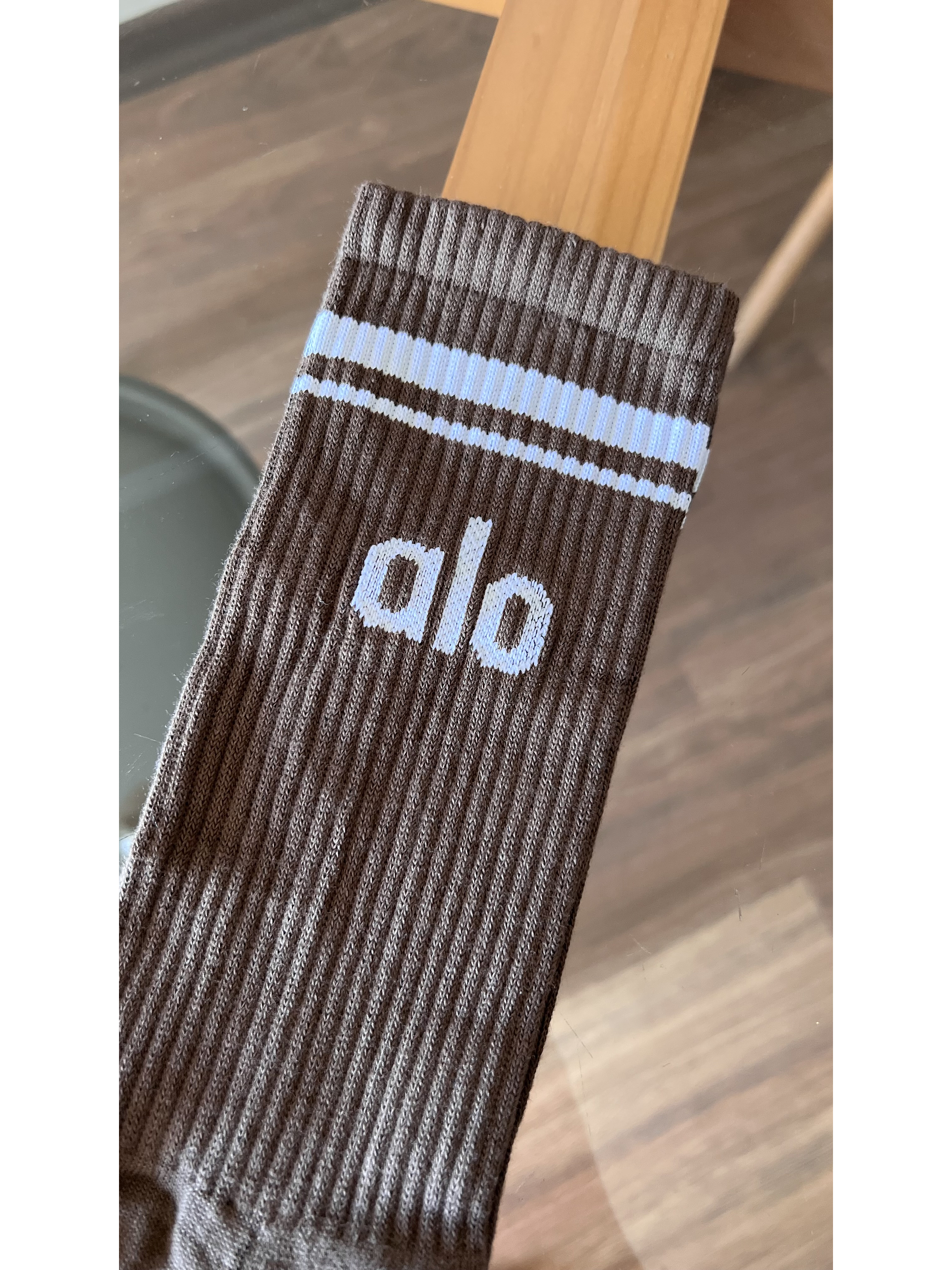 calcetas alo cafe claro logo blanco 1