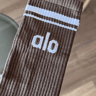 calcetas alo cafe claro logo blanco