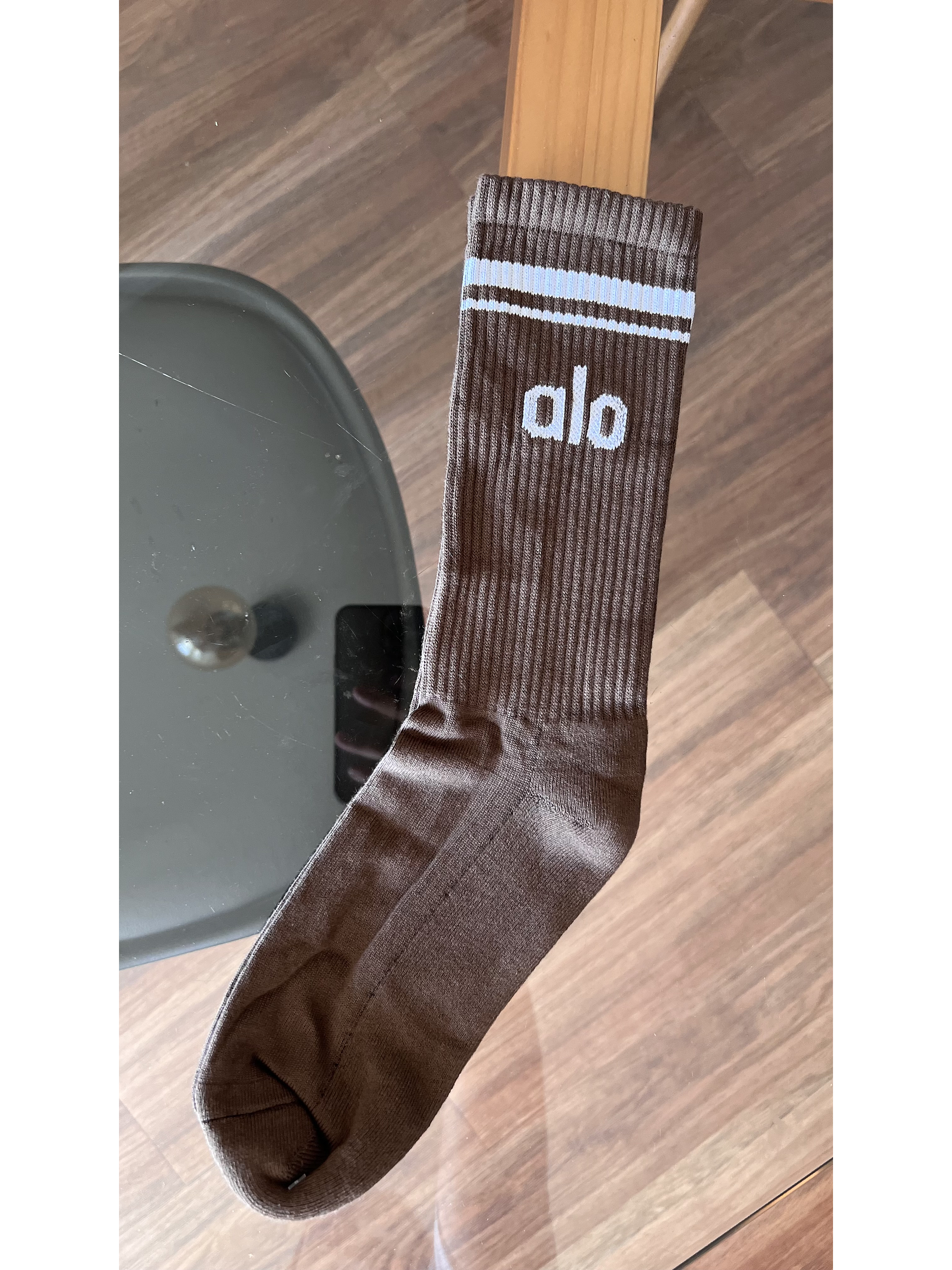 calcetas alo cafe claro logo blanco 2
