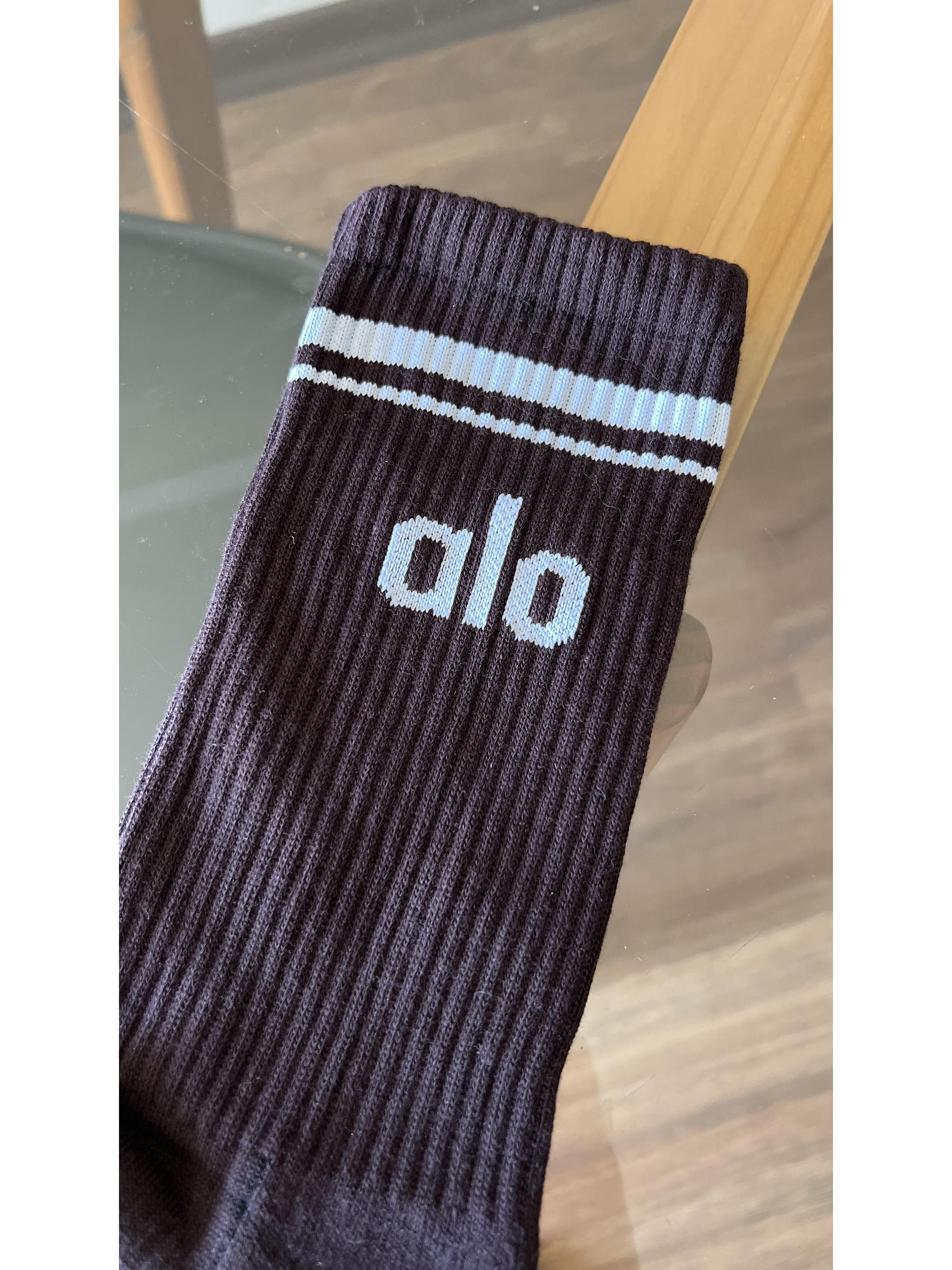 Calcetas alo cafe oscuro logo blanco 1