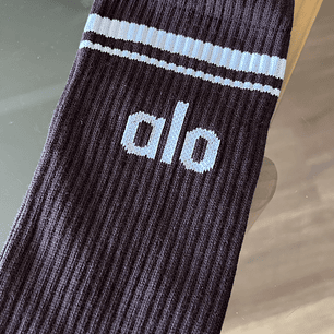 Calcetas alo cafe oscuro logo blanco