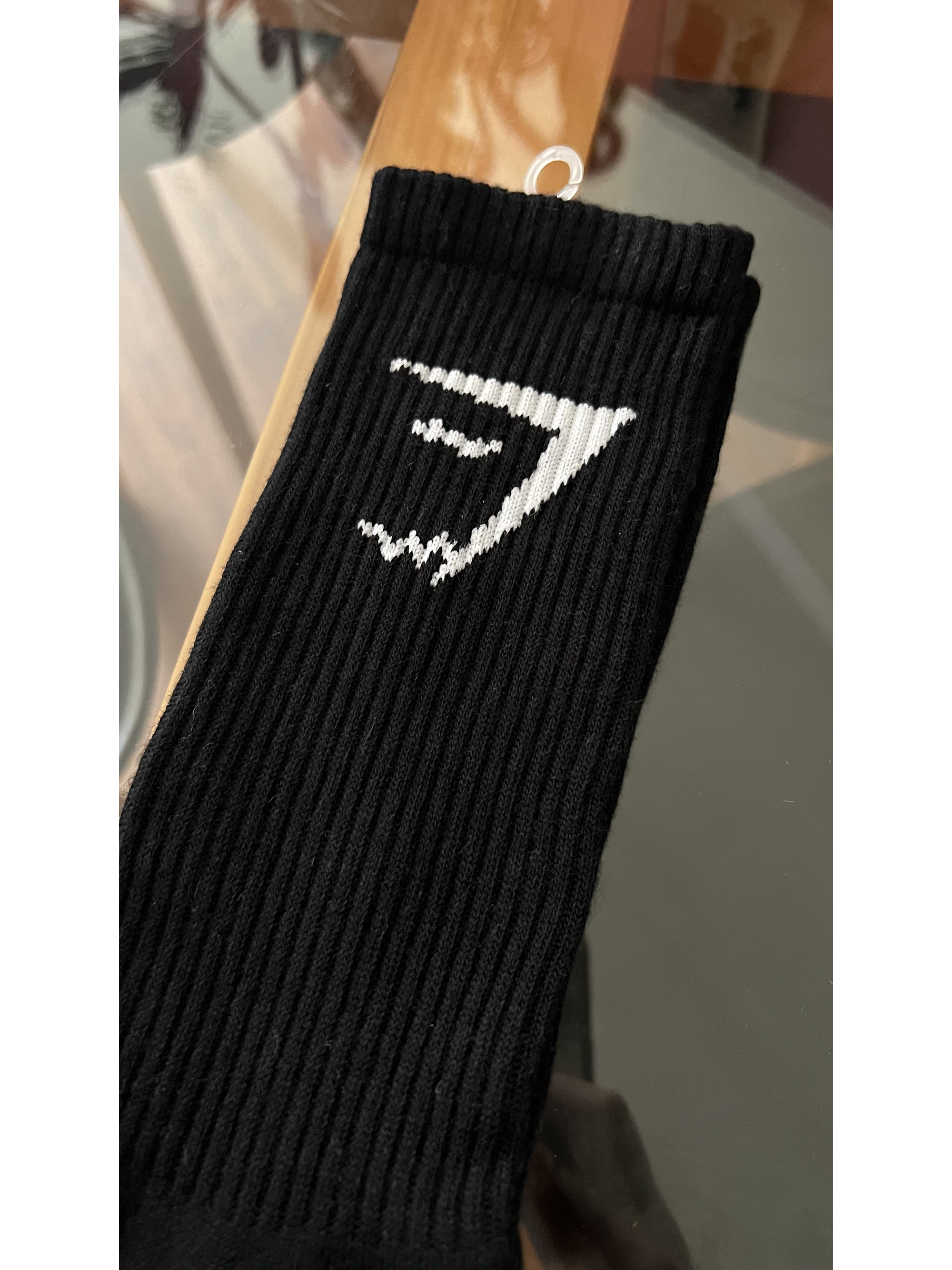 calcetas gymshark negro logo blanco 1