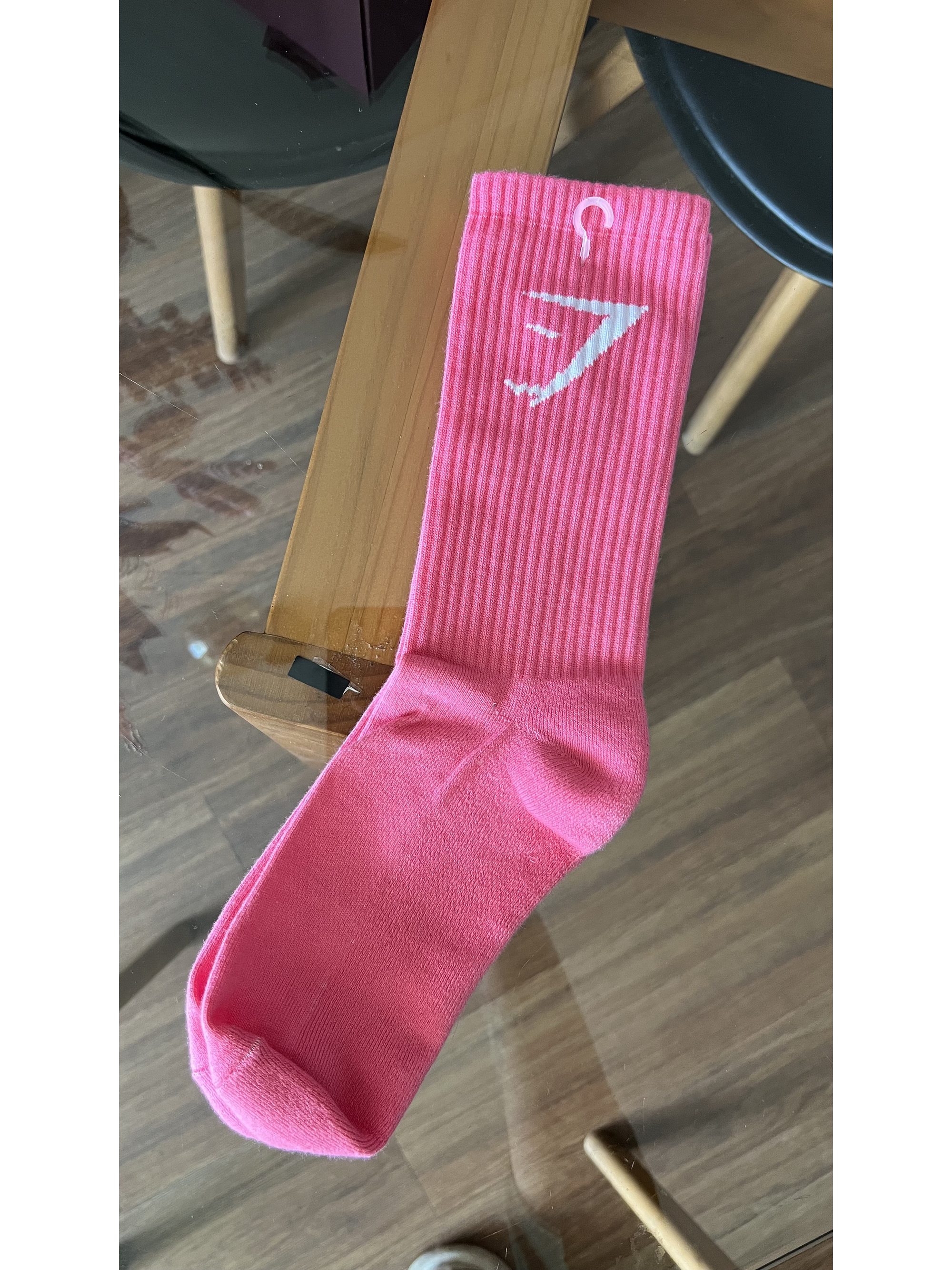 calcetas gymshark rosado oscuro logo blanco 2