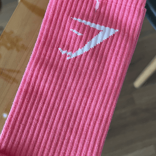 calcetas gymshark rosado oscuro logo blanco