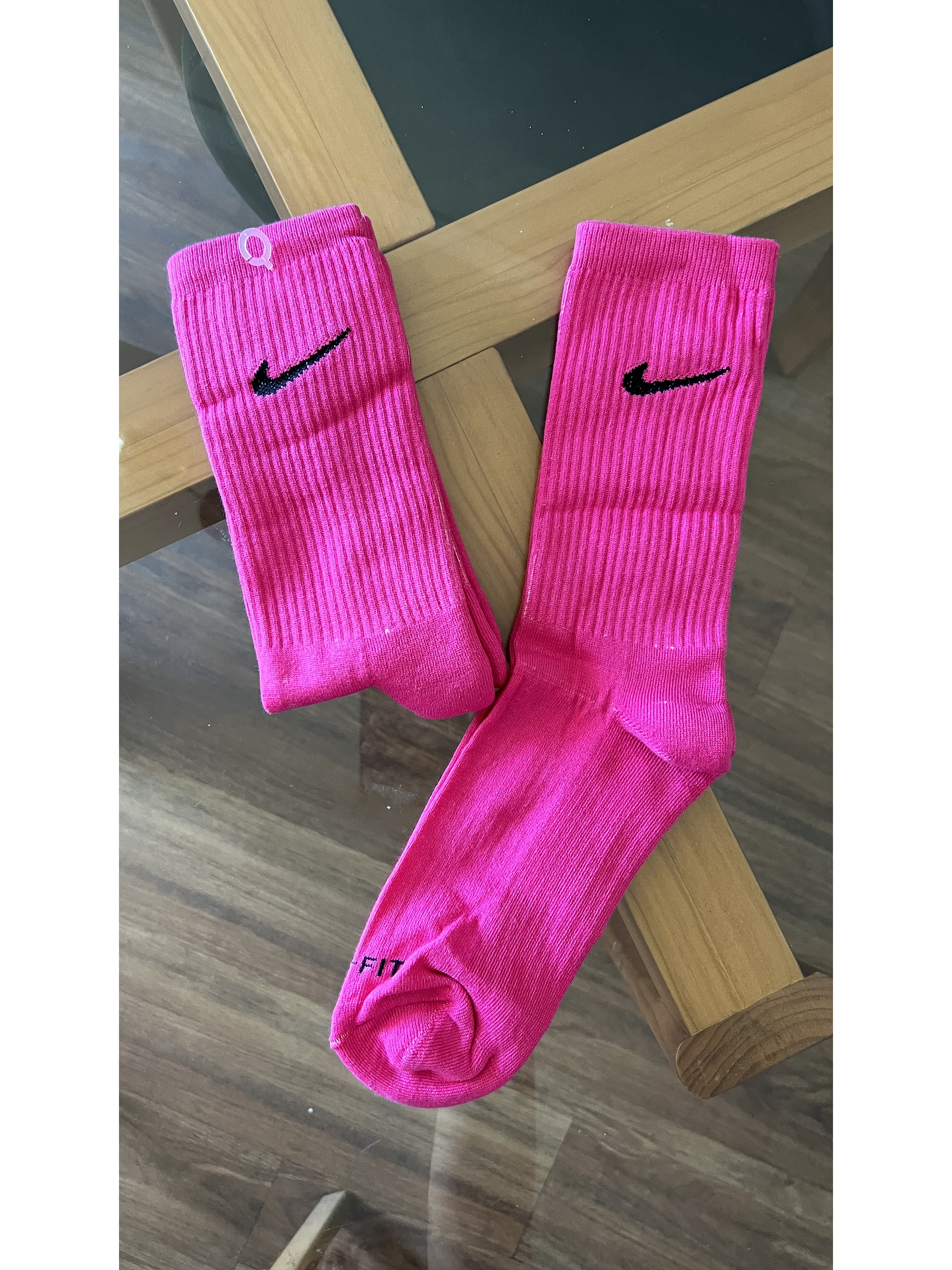 Calcetas nike fucsias logo negro 2