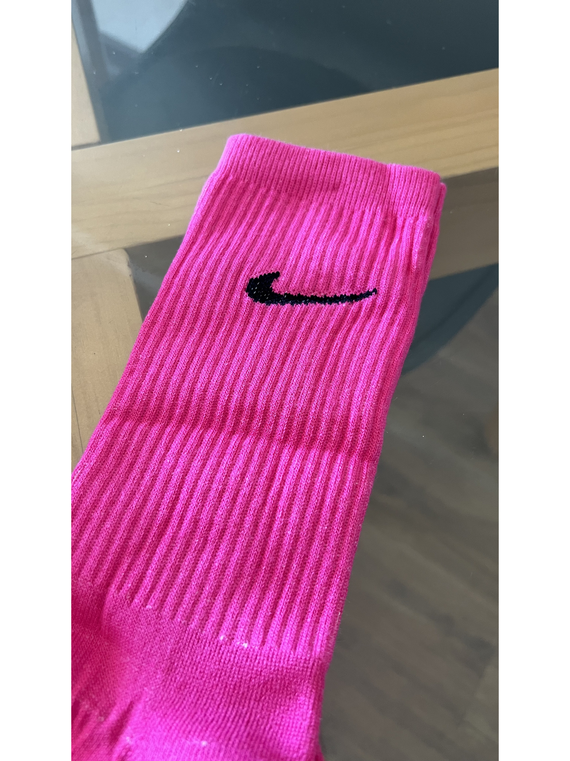 Calcetas nike fucsias logo negro 1