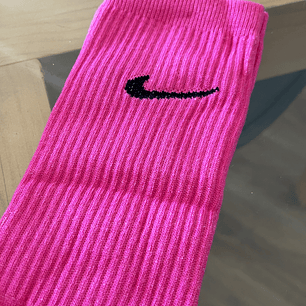 Calcetas nike fucsias logo negro
