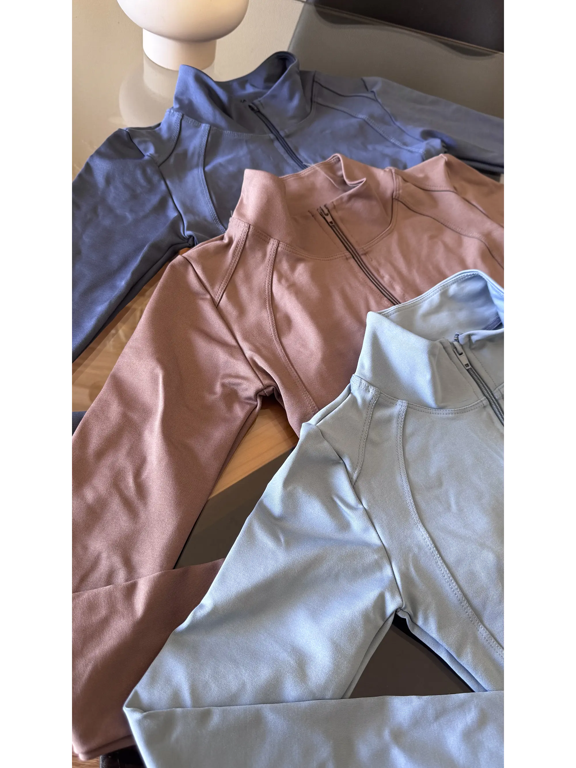 Polera Crop Deportiva Manga Larga con Medio Cierre 2