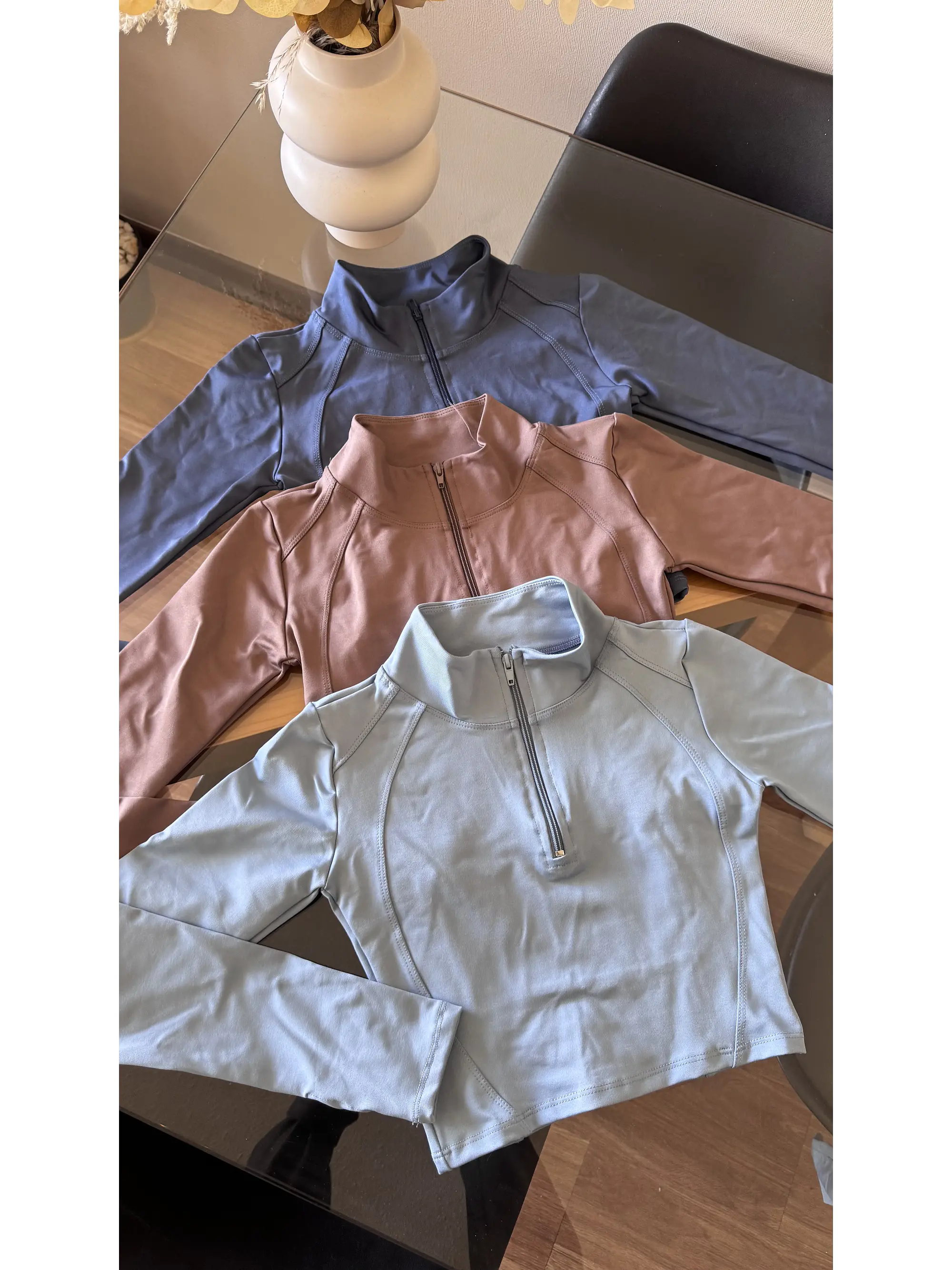 Polera Crop Deportiva Manga Larga con Medio Cierre 1
