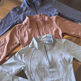 Polera Crop Deportiva Manga Larga con Medio Cierre
