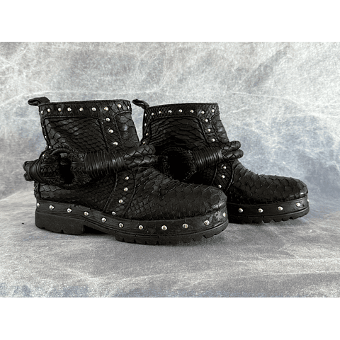 AARIA BOOT CUFFS black