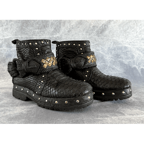 SHEA BOOT CUFFS black | brass