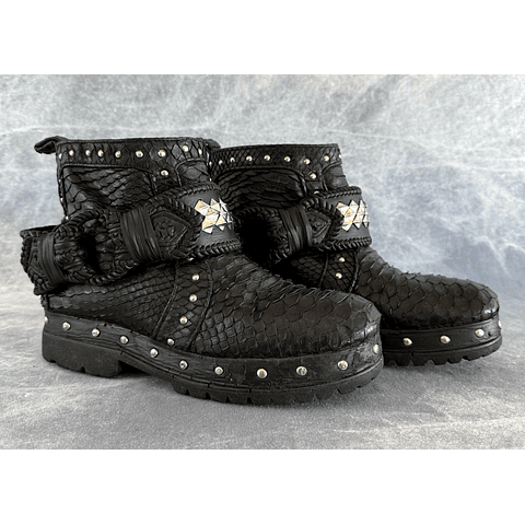 SHEA BOOT CUFFS black | silver