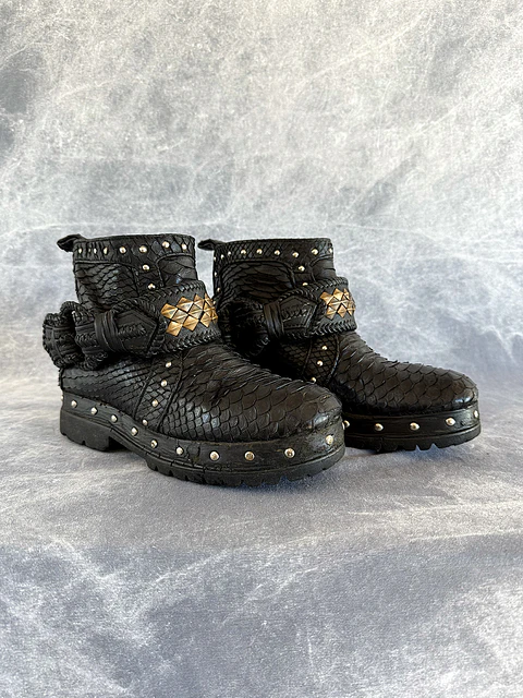 SHEA BOOT CUFFS black | brass