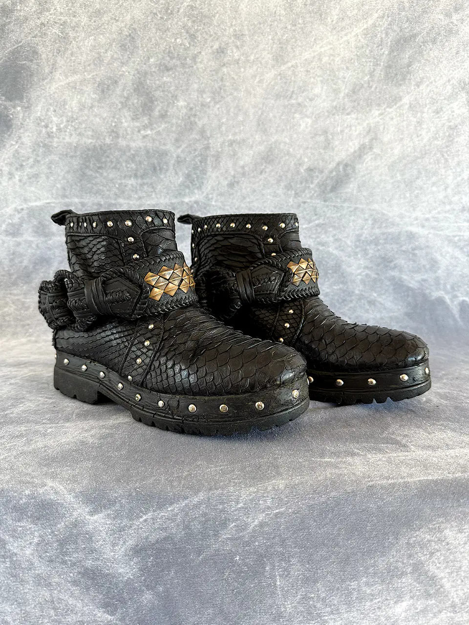 SHEA BOOT CUFFS black | brass 2