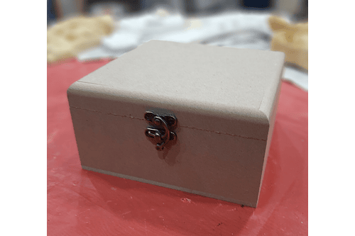 Caja con broche y bisagras