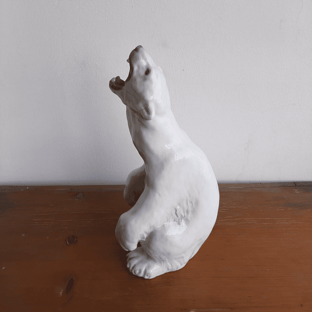 Porcelana oso polar rugiendo 7