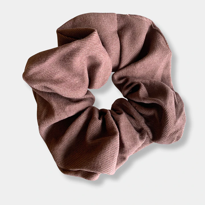 SCRUNCHIE BASICO CAFÉ 1