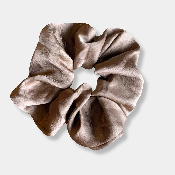 SCRUNCHIE SATINADO CAFÉ 1