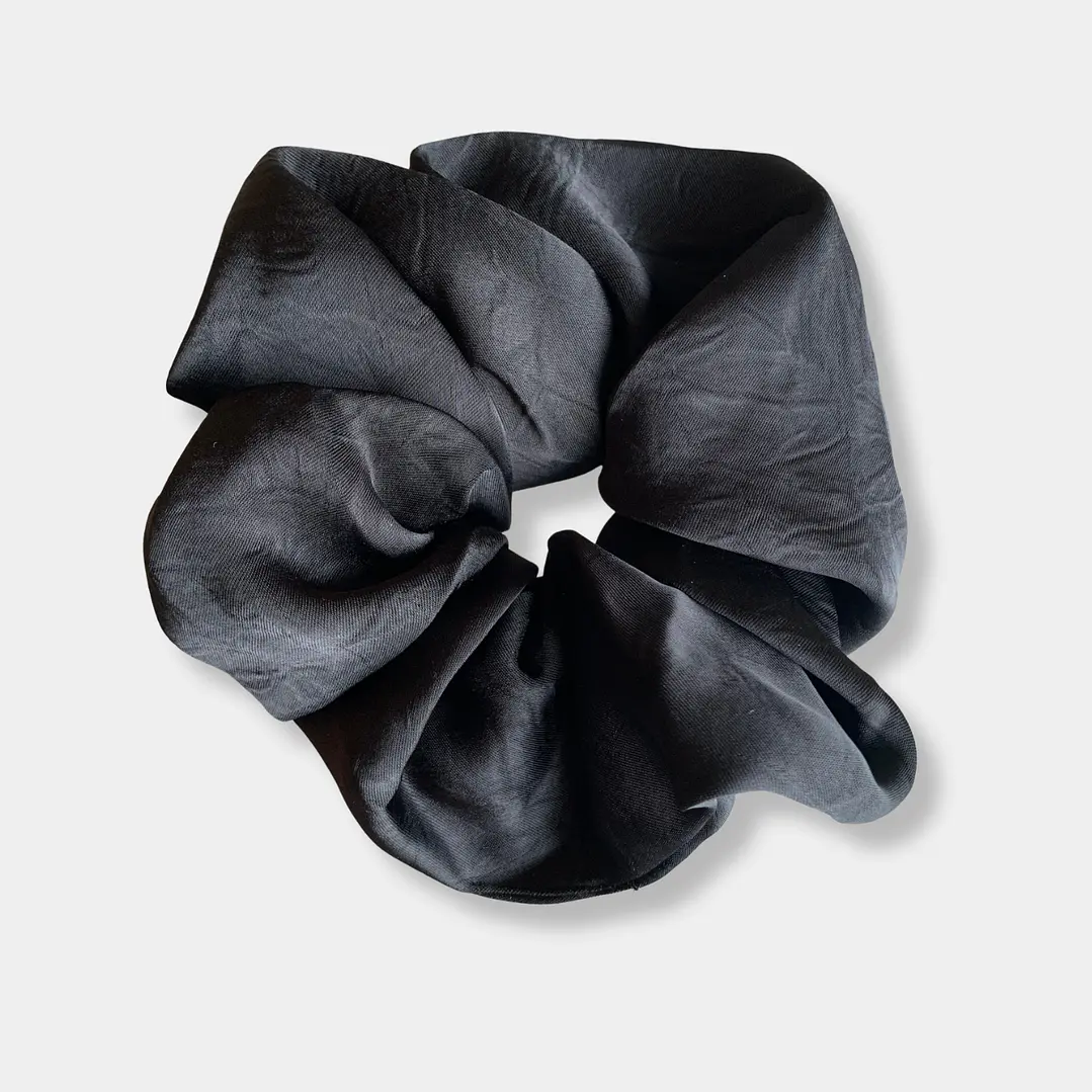 SCRUNCHIE SATINADO NEGRO  1