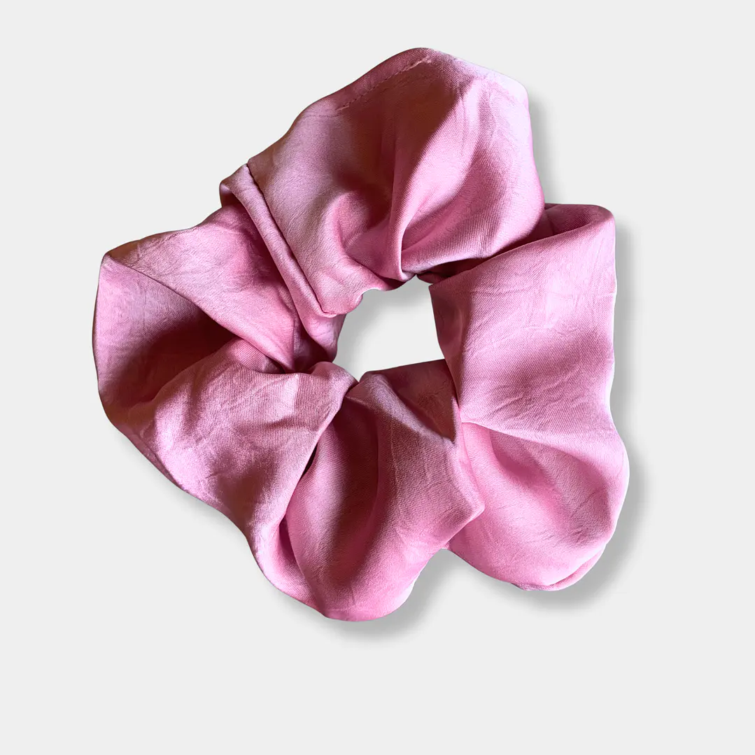 SCRUNCHIE SATINADO ROSADO OSCURO  1