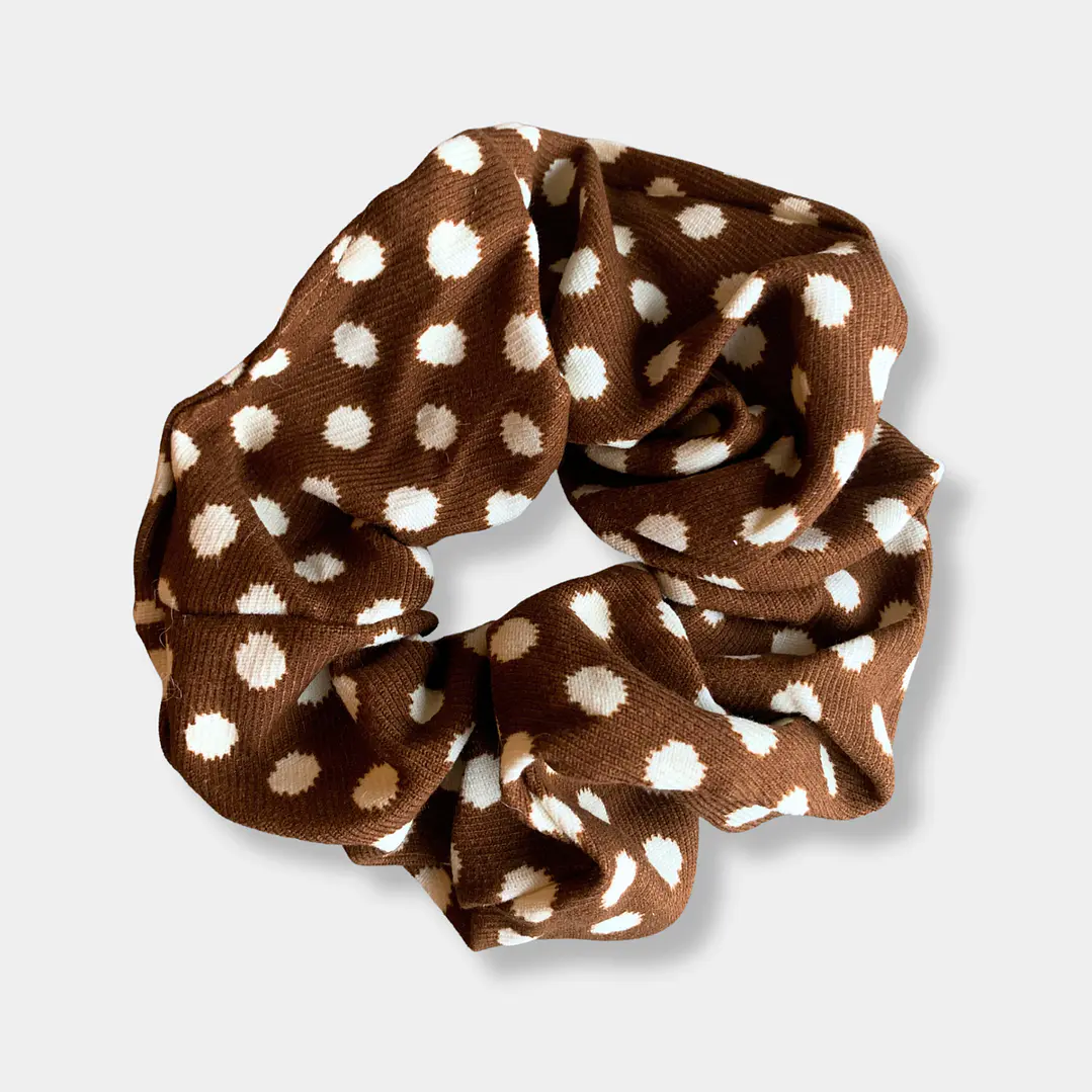 SCRUNCHIE CAFÉ PUNTOS BEIGE  1